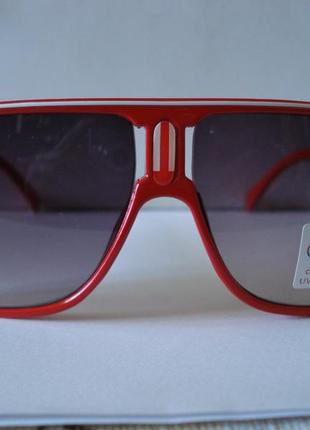 Червоні сонцезахисні окуляри