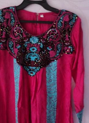 Розовое платье, индийский стиль