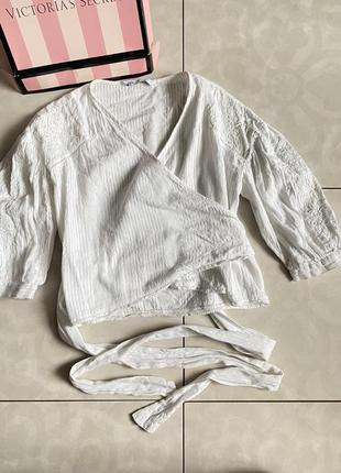 Блуза молочна котонова на запах з вишивкою2 фото