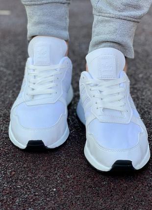 Неперевершені кросівки adidas у білому кольорі3 фото