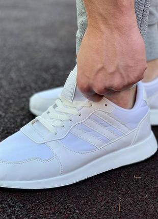 Неперевершені кросівки adidas у білому кольорі4 фото