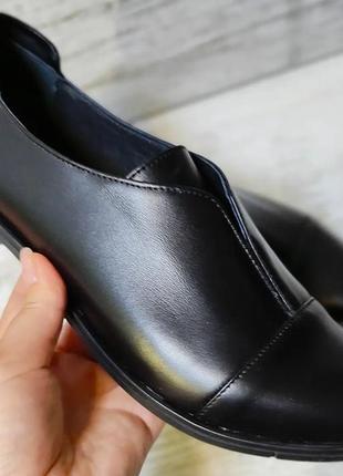 Жіночі чорні шкіряні туфлі лофери без шнурків на плоскій підошві