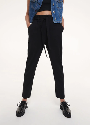 Чорні брюки з високою талією і ремінцем h&m3 фото