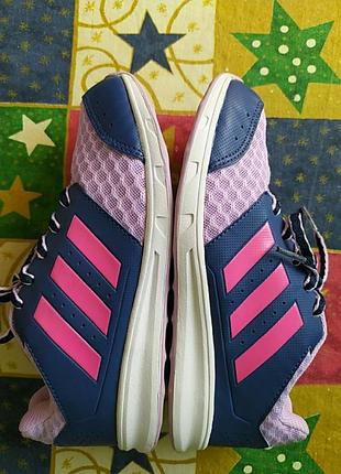 Кросівки adidas.