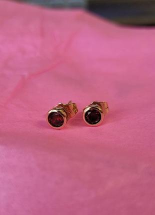 Мінімалістичні сережки гвіздики з насиченим вишневим цирконом1 фото