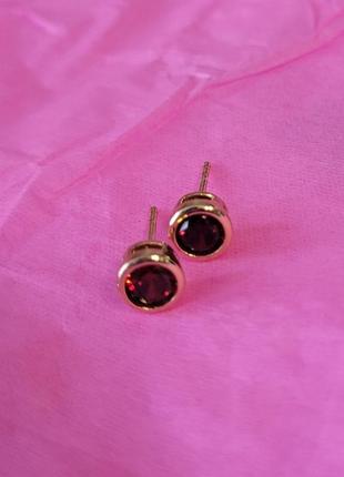 Мінімалістичні сережки гвіздики з насиченим вишневим цирконом5 фото