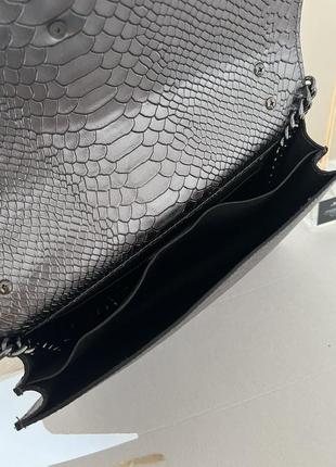 Женские сумки из натуральной кожи итальянские темные серебристые клатчи на цепочке6 фото