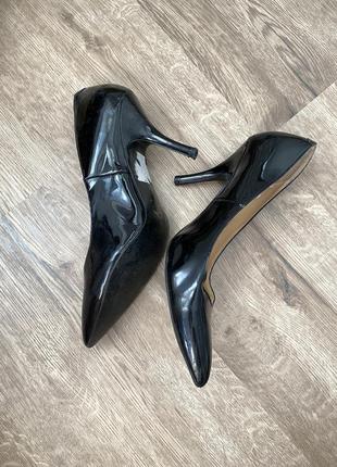 Класичні туфлі чорні лакові guess3 фото
