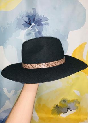 Оригінальний брендовий чорний капелюх із натуральної вовни river island wide brim branded fedora hat in black в стилі gucci3 фото