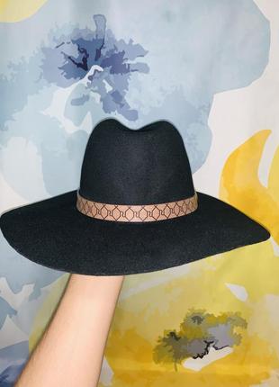 Оригінальний брендовий чорний капелюх із натуральної вовни river island wide brim branded fedora hat in black в стилі gucci4 фото