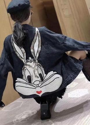 Женская джинсовая куртка оверсайз с рисунком из пайеток на спине5 фото