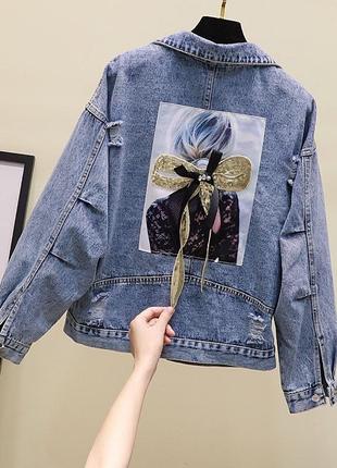 Жіноча джинсова куртка оверсайз з малюнком на спині1 фото