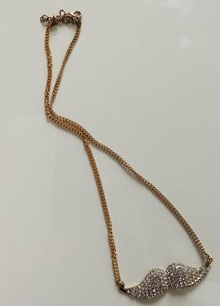 Трендовое украшение на шею усы