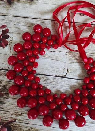 Червоне намисто, дуже красиво, можна для дитини