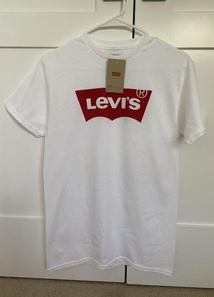 Футболки фірми levi's