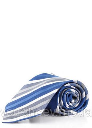 Синий галстук в диагональную полоску