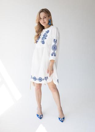 Шикарне плаття міді в стилі вишиванці біле