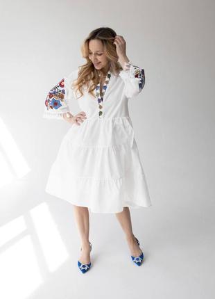 Стильне біле міді сукня у стилі вишиванки
