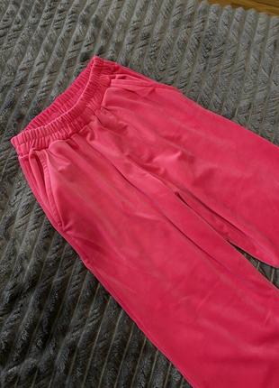 М’які штани яскраво рожевого кольору