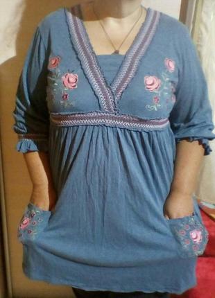 Интересное платье туника серо-голубого цвета с вышивкой