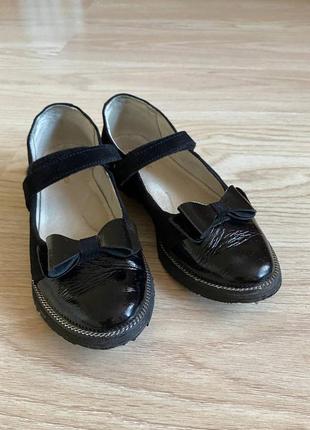 Чорні шкіряні шкільні туфлі