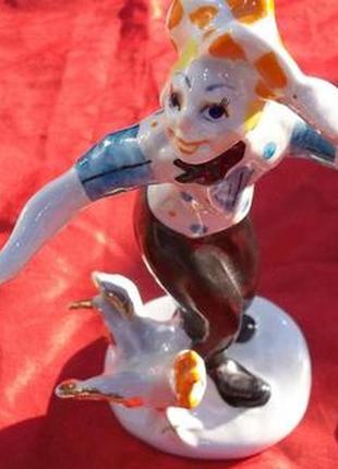 Фарфоровая статуэтка "клоун с петухом" (олег попов) клеймо оригинал2 фото