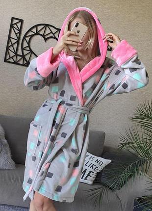 Женский домашний теплый уютный короткий плюшевый халат с капюшоном в универсальном размере 42-46