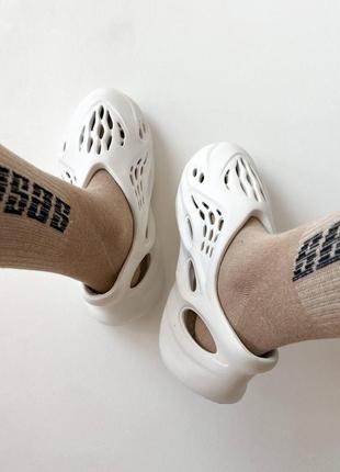 Тапки чоловічі adidas  yeezy foam runner white /   мужские белые адидас изи3 фото