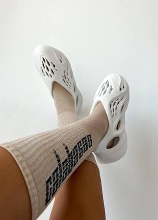 Тапки чоловічі adidas  yeezy foam runner white /   мужские белые адидас изи6 фото