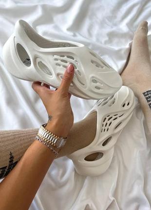 Тапки чоловічі adidas  yeezy foam runner white /   мужские белые адидас изи7 фото