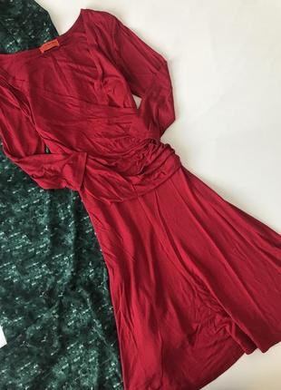 Красное трикотажное платье сборка на талии