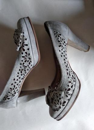 Замшевые летние итальянские туфли 37,5 размер с перфорацией john grey