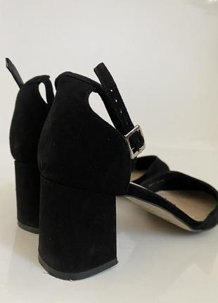 Жіночі замшеві туфлі на підборах чорного кольору2 фото
