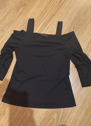 Чорна кофта з голими плічками