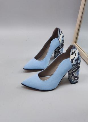 Туфли лодочки из натуральной итальянской кожи и замша голубые на каблуке8 фото