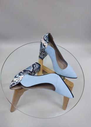 Туфли лодочки из натуральной итальянской кожи и замша голубые на каблуке7 фото