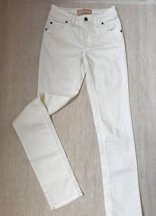 Шикарні дизайнерські джинси молочного кольору1 фото