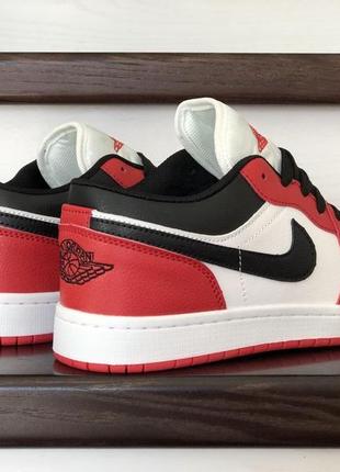 Чоловічі кросівки nike air jordan 1 low шкіряні червоні білі чорні4 фото