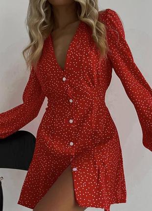 Червона сукня