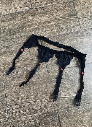 Гарний італійський мереживний пояс до панчох.