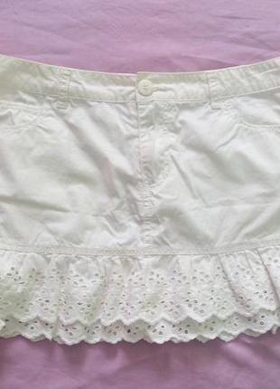 Белая мини юбка с вышитыми оборками
