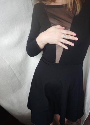 Чорна трикотажна сукня з вставкою - сітка та відкритою спиною8 фото