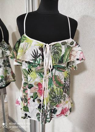 Блуза прошва шитье сорочка guess з відкритими плечами та воланами рюшами в квіти2 фото
