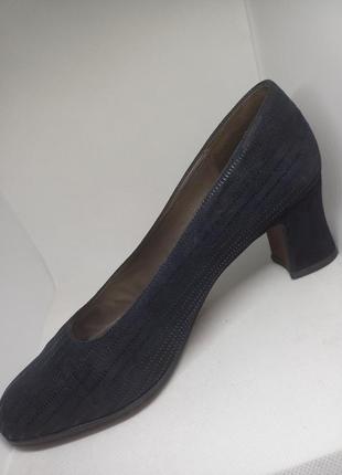Нубуковые туфли с тиснением на устойчивом каблуке3 фото