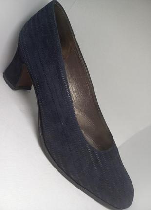 Нубуковые туфли с тиснением на устойчивом каблуке1 фото