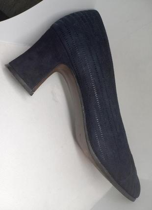 Нубуковые туфли с тиснением на устойчивом каблуке4 фото