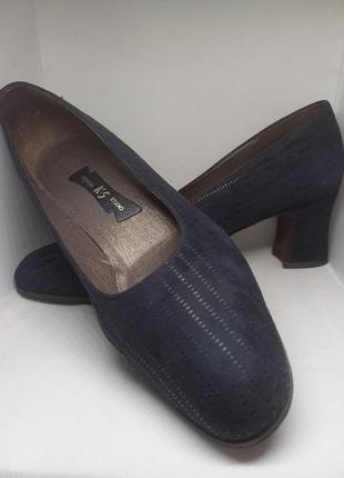 Нубуковые туфли с тиснением на устойчивом каблуке8 фото