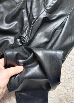 Кожаные брюки момы с защипамы на высокой талии6 фото