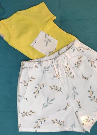 М'яка фланелева піжама з жовтою футболкою і шортами молочного кольору в гілочки для жінок