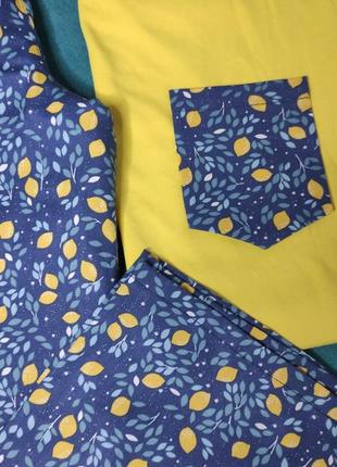 Жіноча піжама з трикотажної жовтої футболки та синіх штанів у принт "лимони" з сатину для дому3 фото